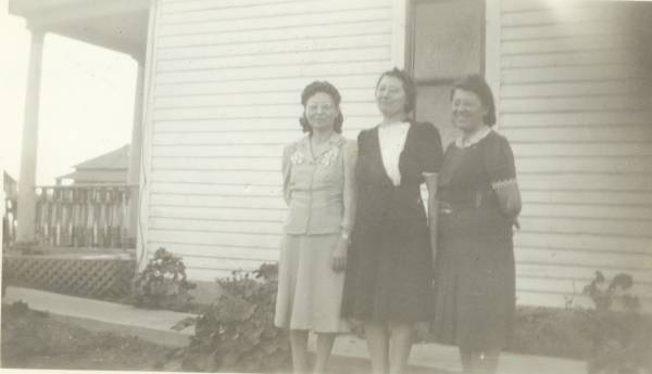 L-R, Maggie (Gross) Keller, center, Mary (Gross) Wald, right, unidentified friend (Margaret Weigle?).